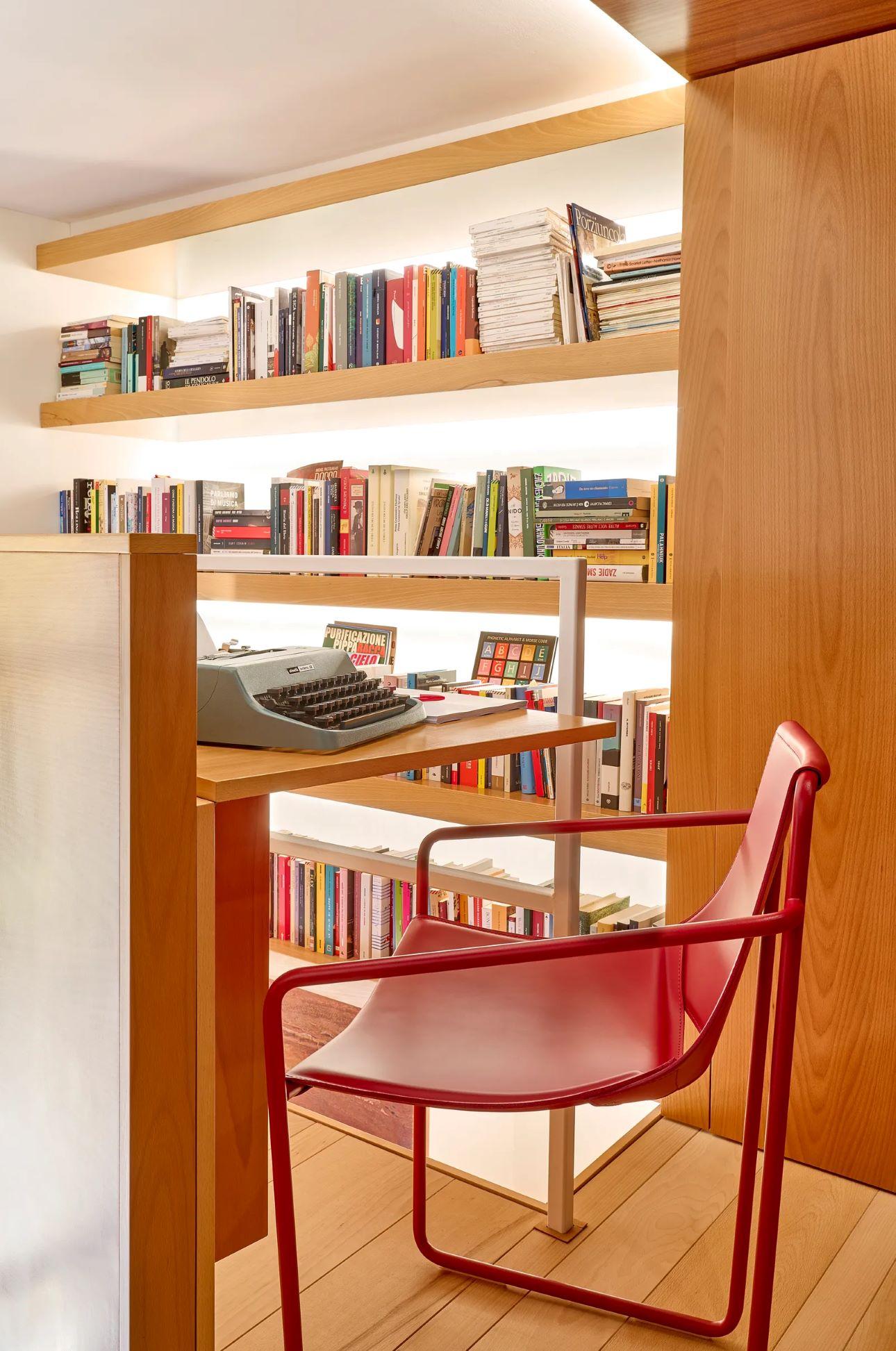 Το γραφείο αναδιπλώνεται και ανοίγει προς έναν διάδρομο που οδηγεί στη βιβλιοθήκη/ Φωτογραφία: Bruno Architetture 