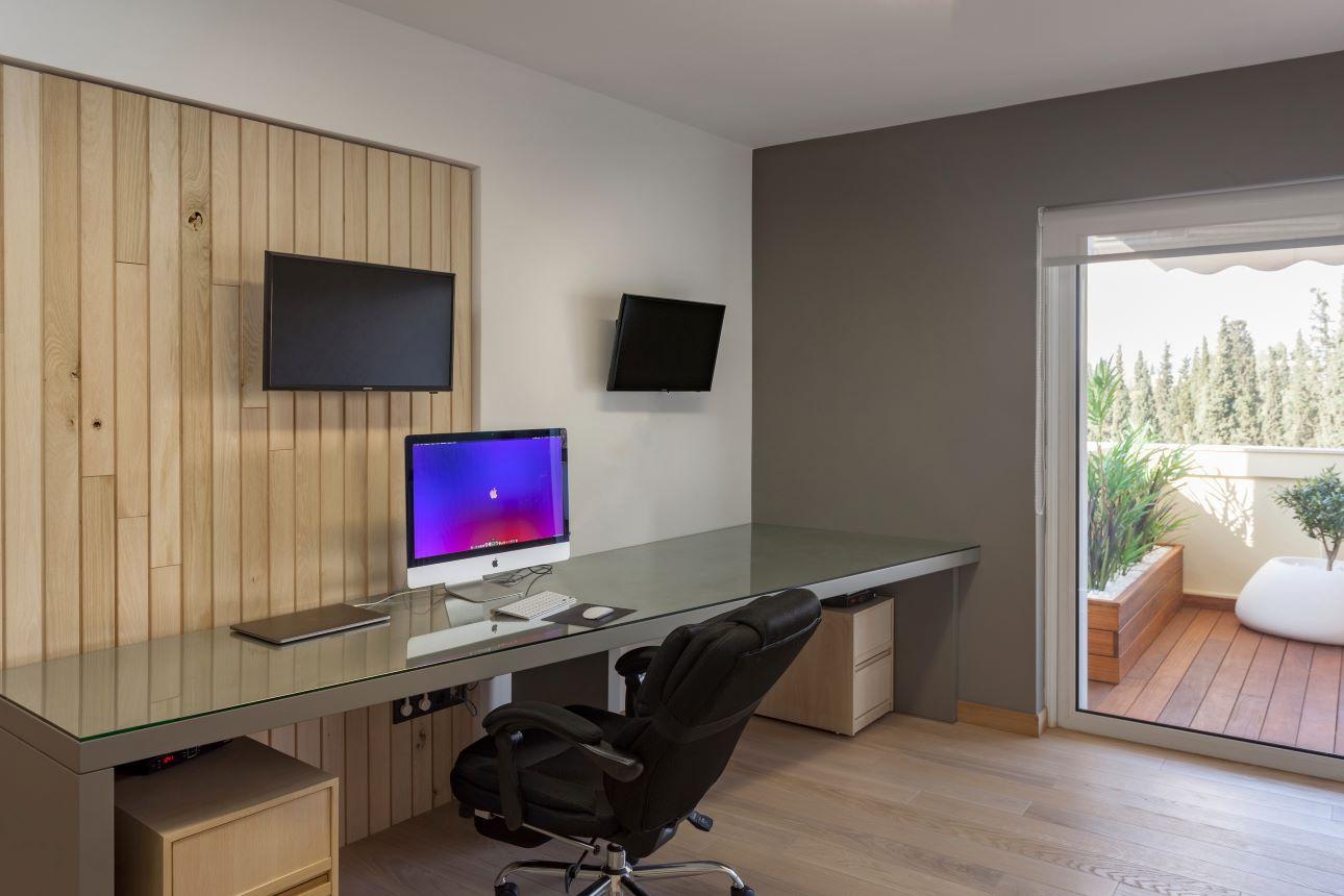 Το γραφείο ενσωματώνεται φυσικά στον χώρο/ Φωτογραφία: Κώστας Μητρόπουλος