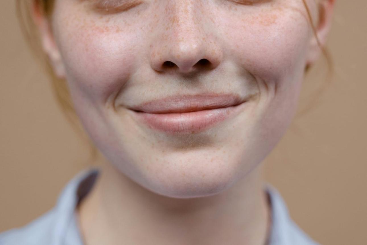  Η ρινοπαρειακή αύλακα συμμετέχει σε εκφράσεις, όπως το χαμόγελο και η ομιλία / Pexels