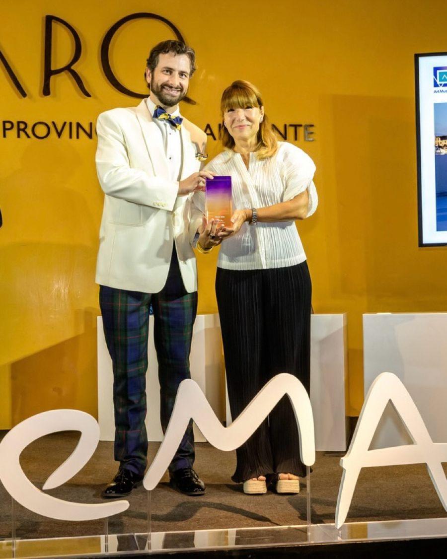 Η Κατερίνα Γρέγου, καλλιτεχνική διευθύντρια του ΕΜΣΤ, παραλαμβάνει το βραβείο/ Φωτογραφία: Instagram/ @emstathens