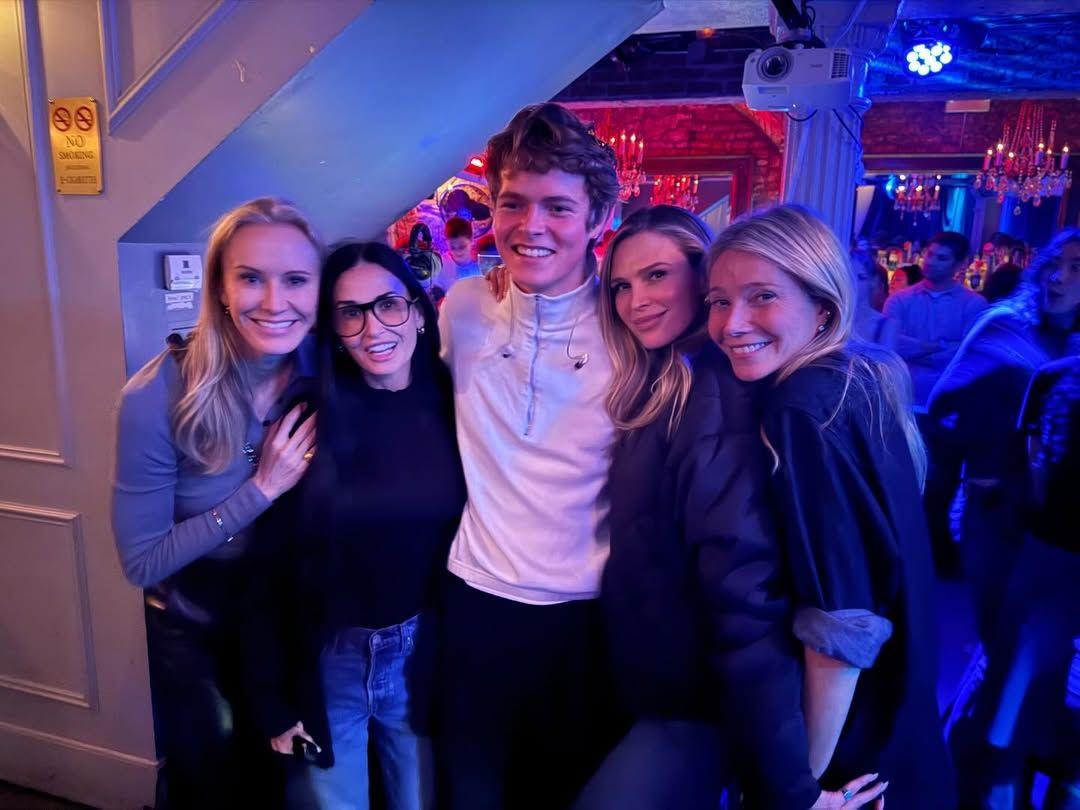 Η Γκουίνεθ Πάλτροου με τον γιο της, Μόουζες, και με φίλες της, μεταξύ των οποίων και η Ντέμι Μουρ (δεύτερη από αριστερά)/ Φωτογραφία: Instagram/ @gwynethpaltrow