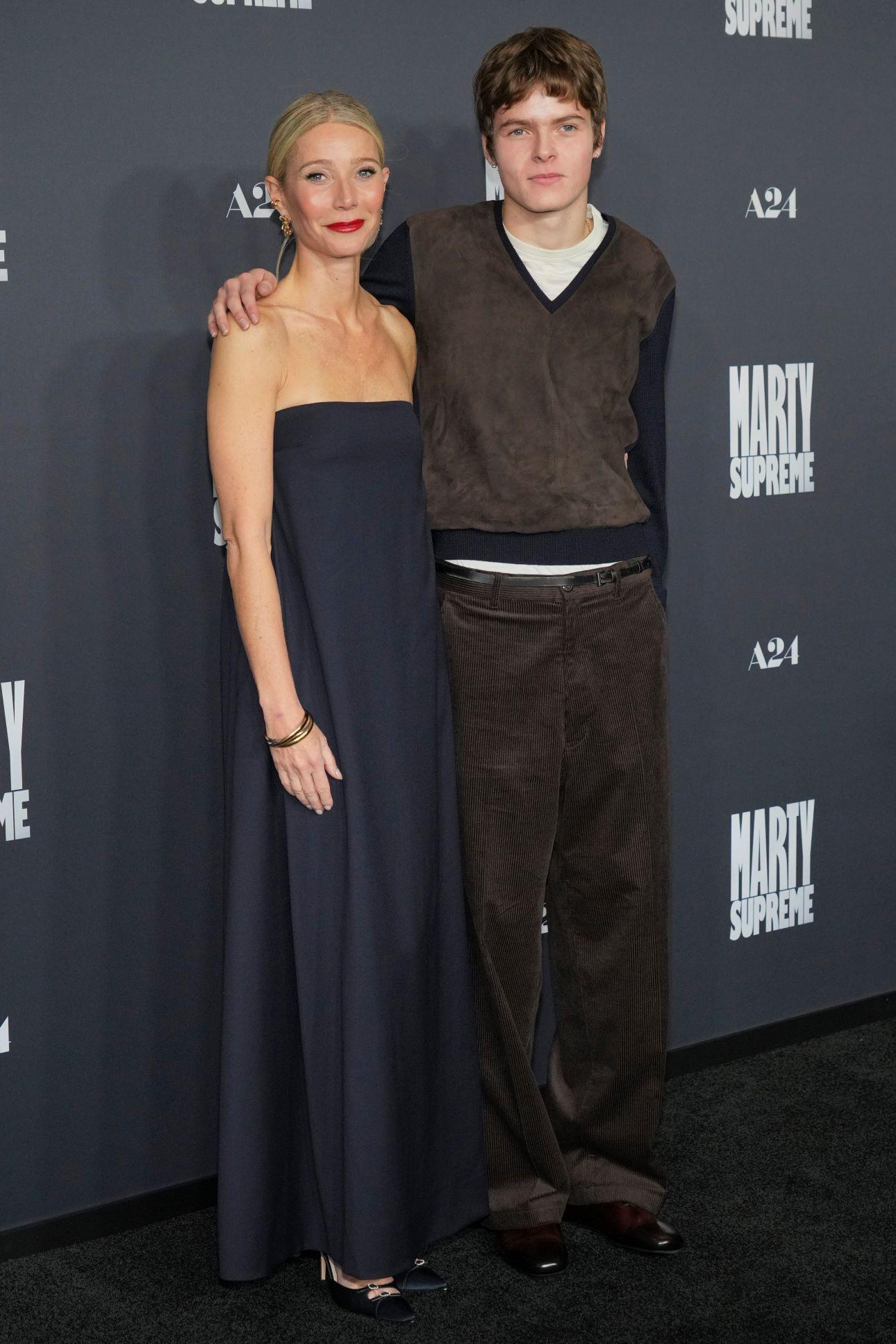 Η Γκουίνεθ Πάλτροου με τον 19χρονο γιο της, Μόουζες/ Φωτογραφία: AP