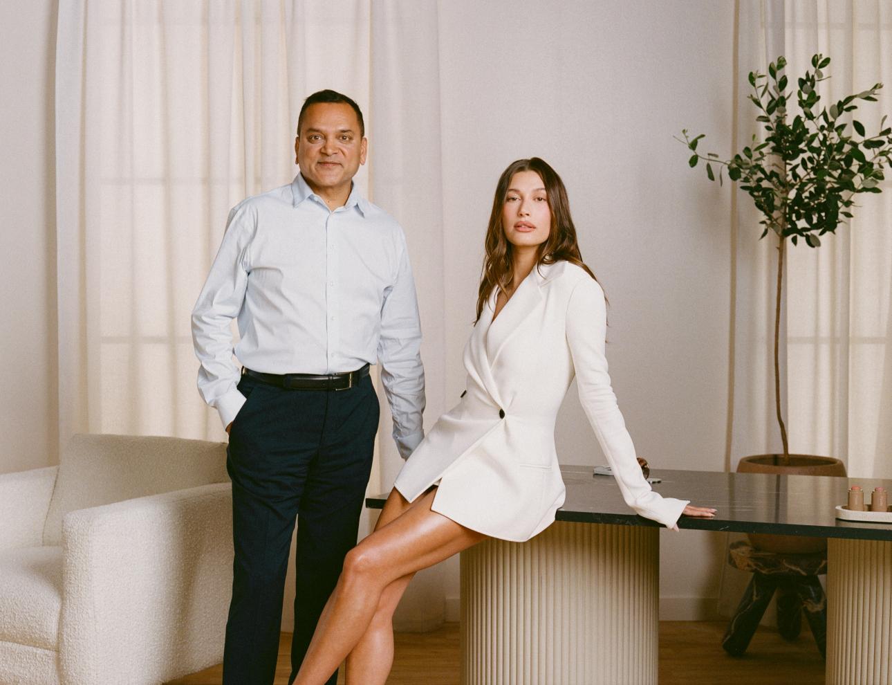 Η Χέλι Μπίμπερ με τον Ταράνγκ Αμίν, CEO της Elf Beauty, που εξαγόρασε την εταιρία της/ Φωτογραφία: AP