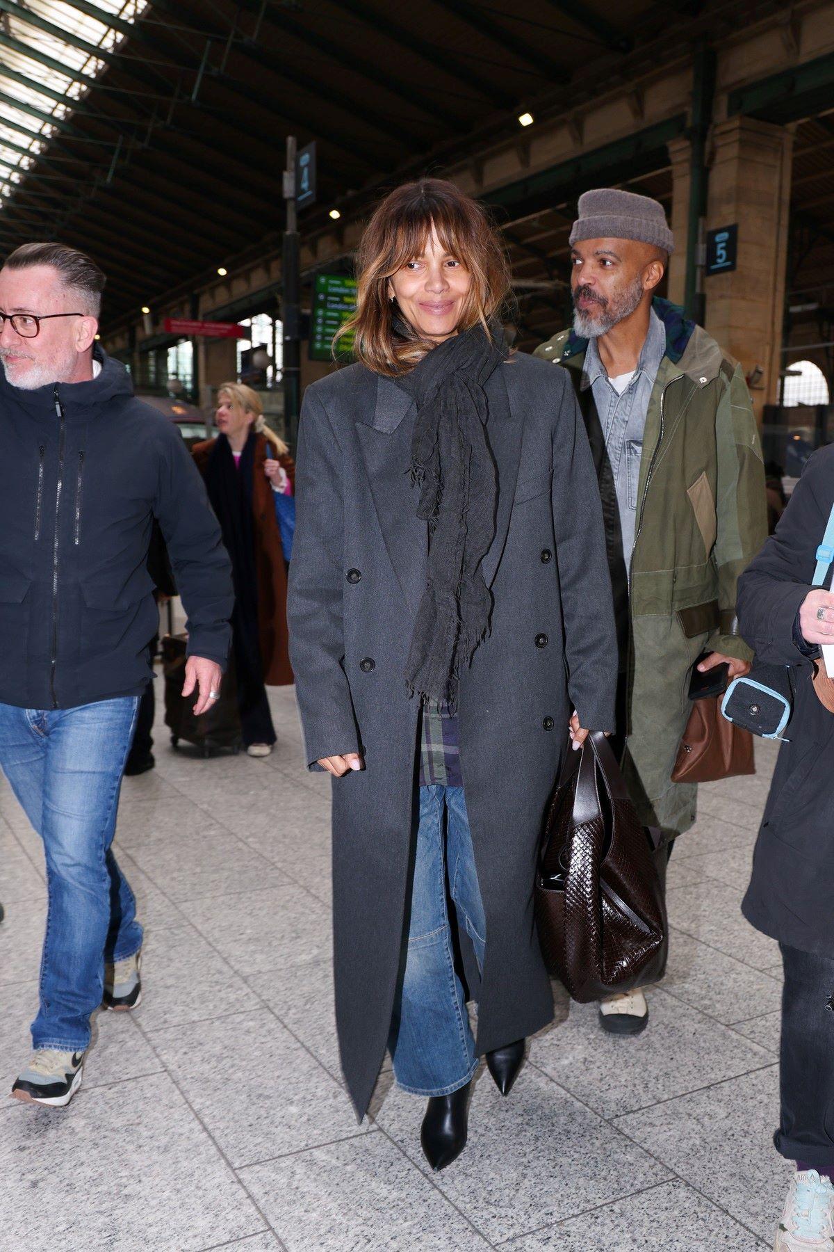 Η Χάλι Μπέρι με τον σύντροφό της, Βαν Χαντ (δεξιά)/ Φωτογραφία: Backgrid USA / Profimedia