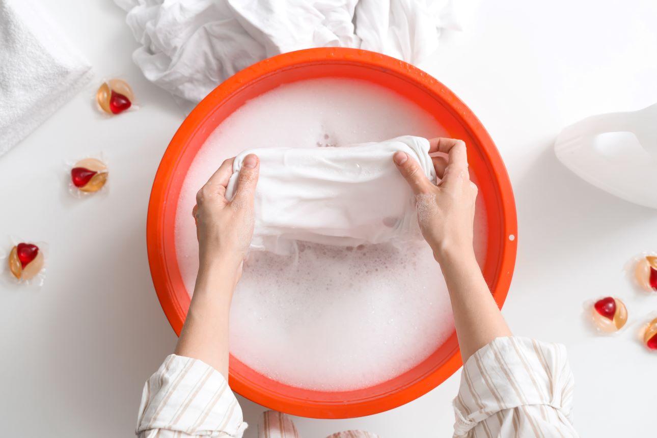 Πλύσιιμο ρούχων στο χέρι/ Φωτογραφία: Shutterstock 
