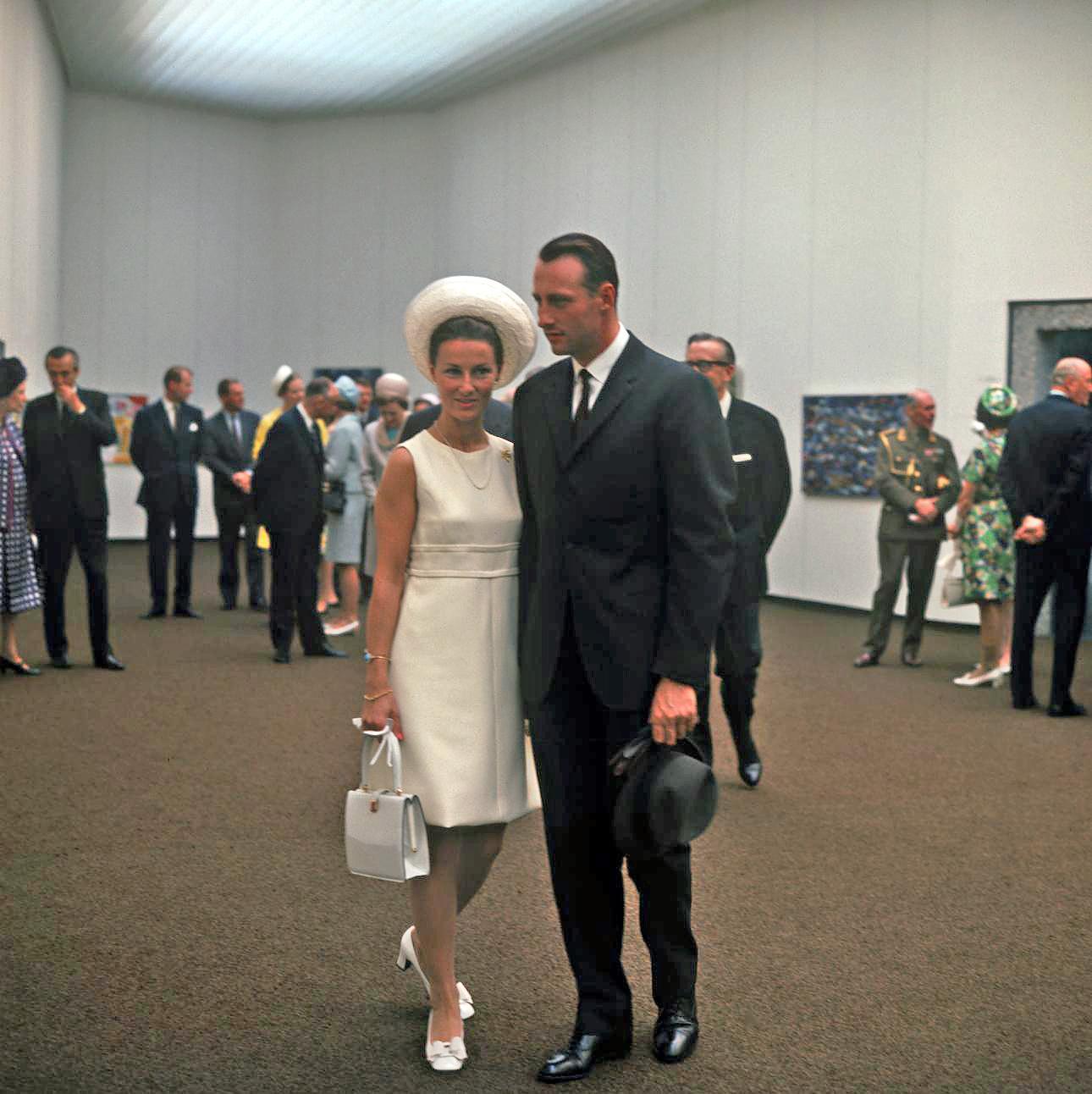 Ο τότε πρίγκιπας Χάραλντ της Νορβηγίας που λέγεται ότι θα παντρευόταν την πριγκίπισσα Ειρήνη με τη σύζυγό του Σόνια Χάραλτσεν/ Getty/ Ideal Image