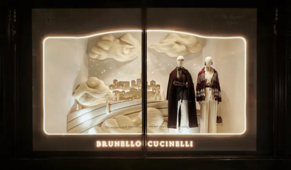 Οι βιτρίνες παρουσιάζουν σκηνές που παραπέμπουν στο Σολόμεο, το χωριό της Ούμπρια, στην Ιταλία,  όπου εδρεύει το brand/ Φωτογραφία: Brunello Cucinelli