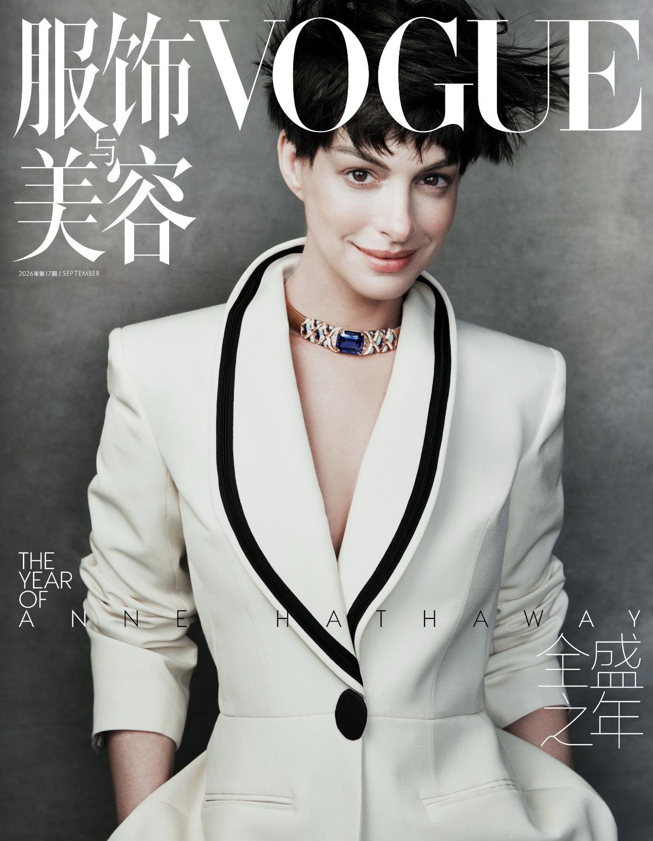 Η Αν Χάθαγουεϊ στο εξώφυλο της Vogue China/ Φωτογραφία: Instagram/ @voguechina