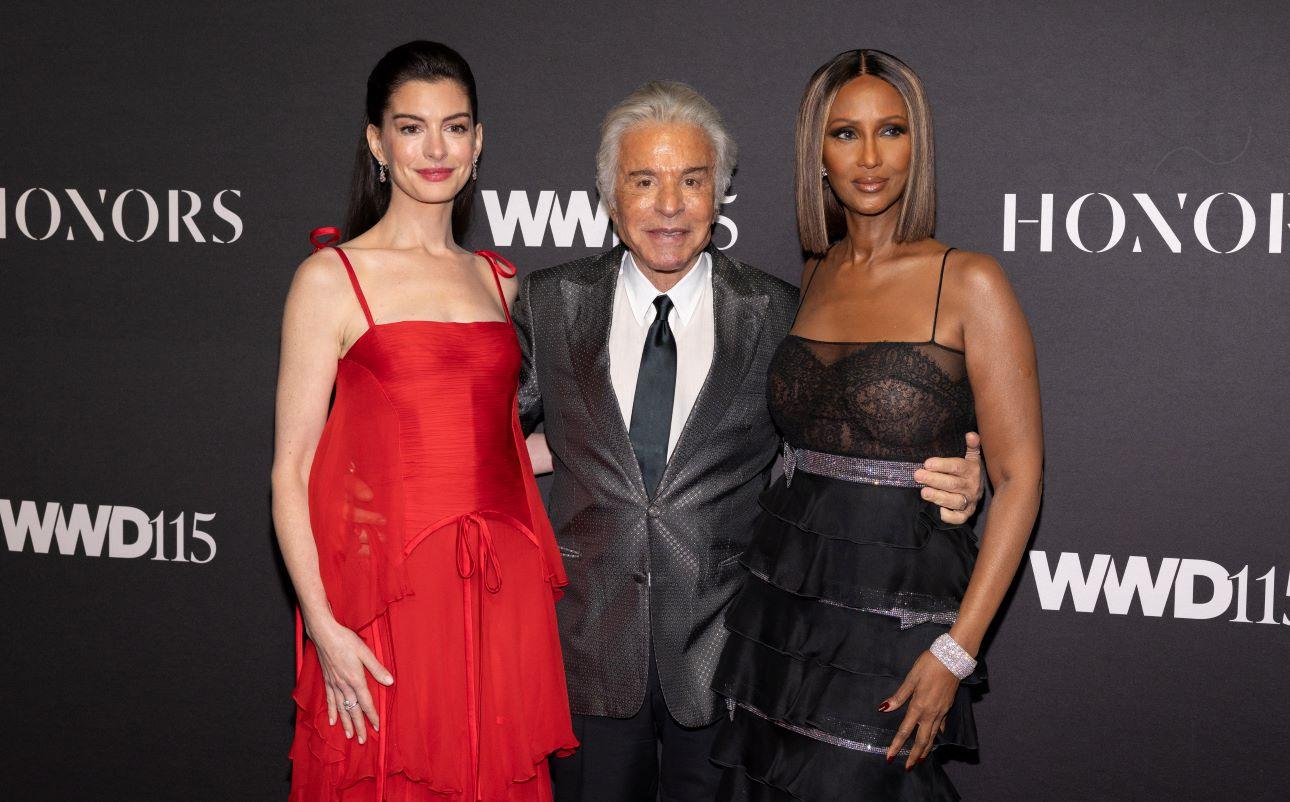 Η Αν Χάθαγουεϊ και η Ιμάν με τον Τζιανκάρλο Τζιαμέτι. συνιδρυτή του οίκου μόδας Valentino/ Φωτογραφία: AP 