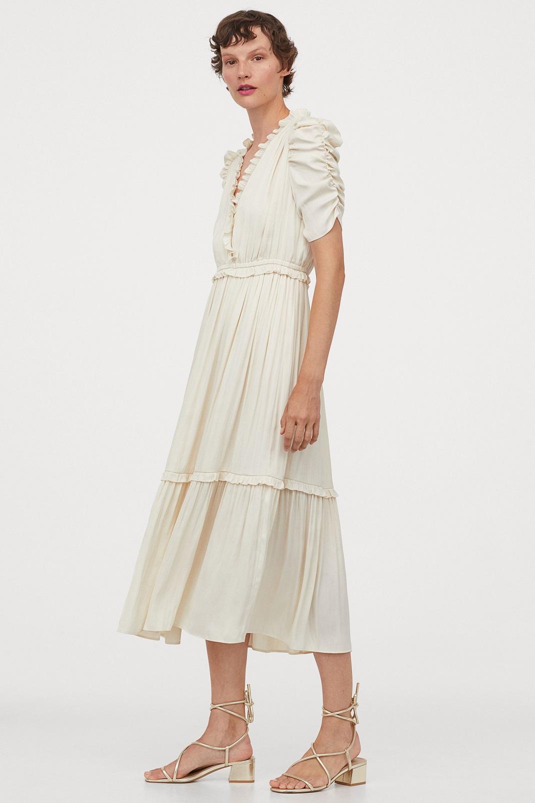 μοντέλο με φόρεμα από τα h&m