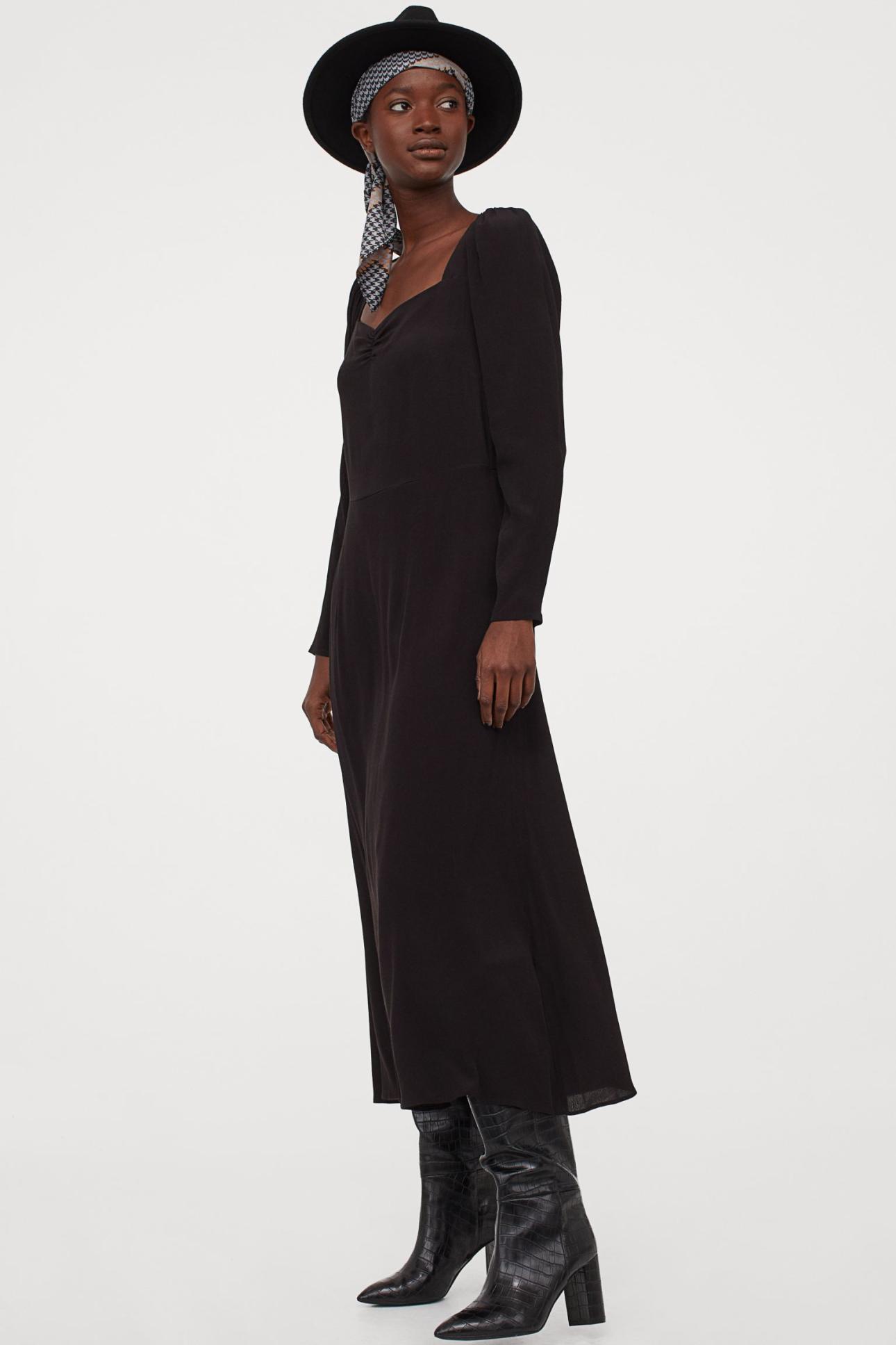 γυναίκα φορά μαύρο φόρεμα από H&M