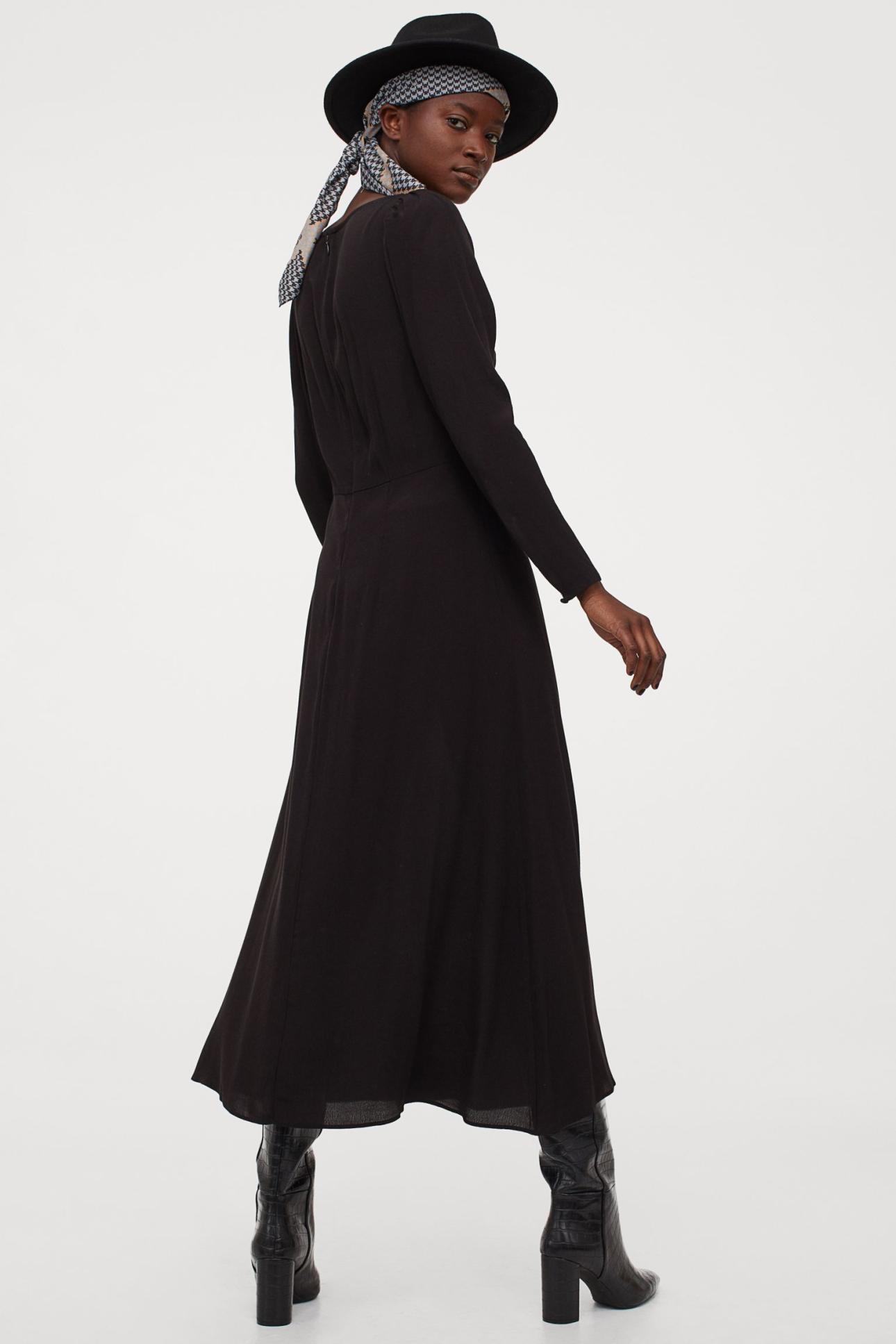 γυναίκα φορά μαύρο φόρεμα από H&M