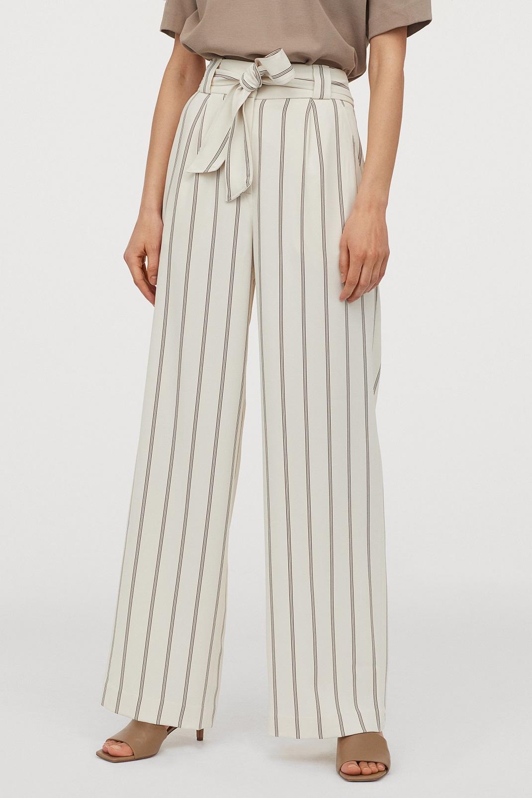 μοντέλο φορά ριγέ παντελόνι από τα H&M