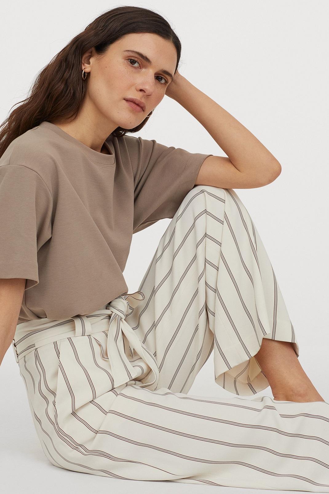 μοντέλο φορά ριγέ παντελόνι από τα H&M