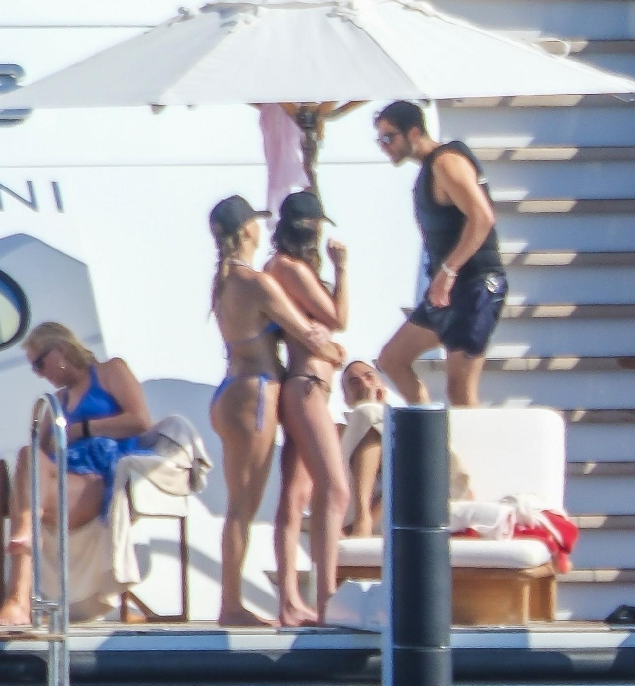 Η Κέιτ Χάντσον αγκαλιάζει την Ντακότα Τζόνσον πάνω στο σκάφος όπου περνούν τις διακοπές τους/ Φωτογραφία: Backgrid UK / Profimedia