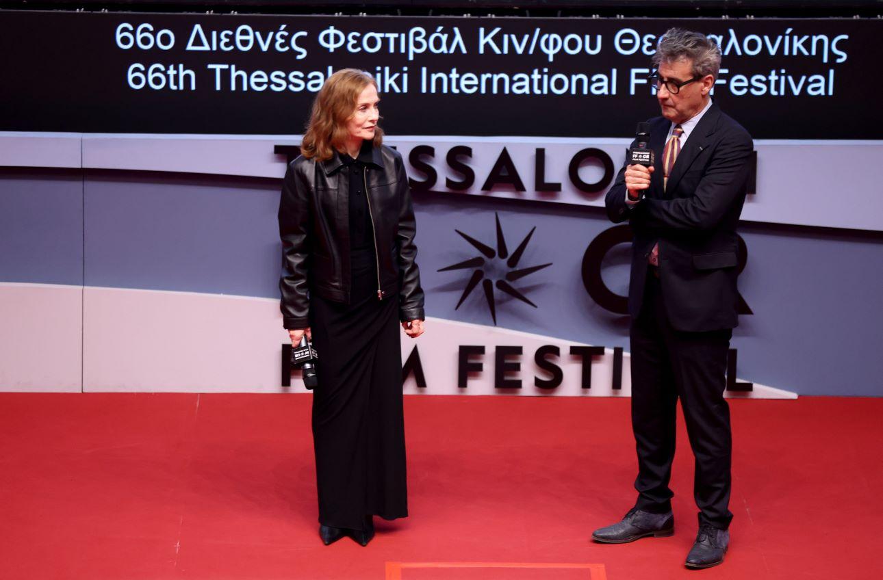 Η Ιζαμπέλ Ιπέρ με τον καλλιτεχνικό διευθυντή του Φεστιβάλ, Ορέστη Ανδρεαδάκη/ Φωτογραφία: NDP Photo Agency   