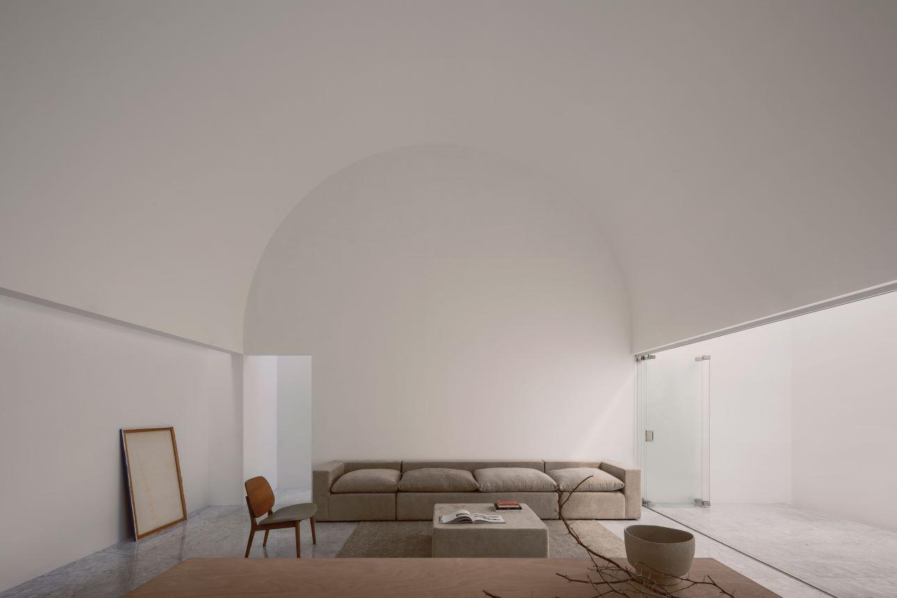 Το εσωτερικό του «White stucco house»/ Φωτογραφία: HW Studio