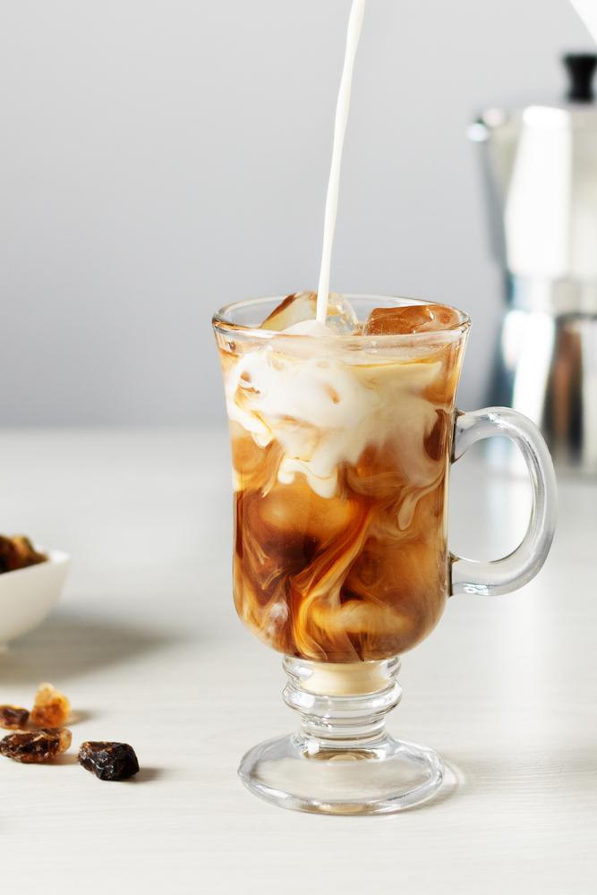 Κρύος εσπρέσο latte με πάστα χουρμά και γάλα καρύδας / Φωτογραφία: Shutterstock