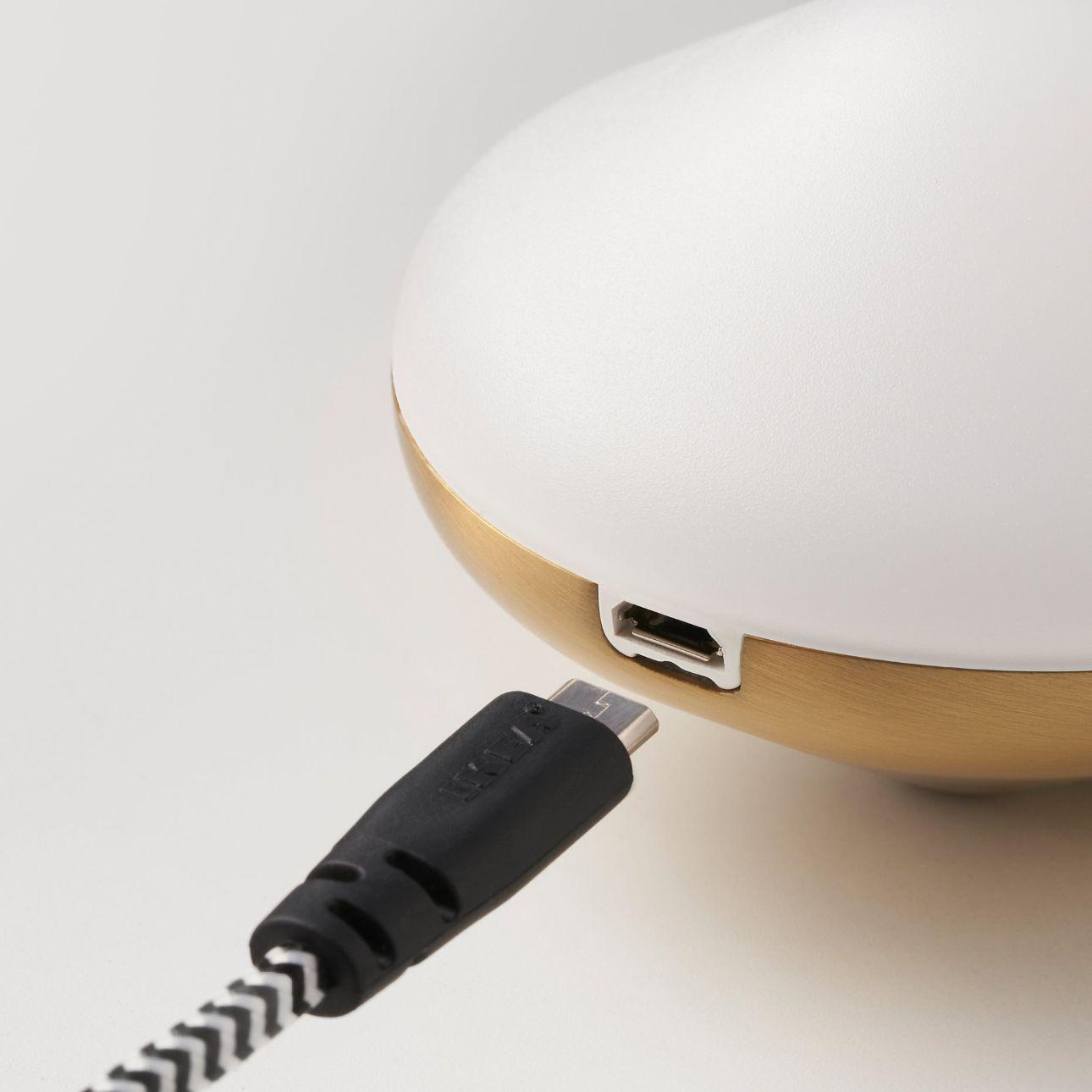 Τα διακοσμητικά φώτα από το ΙΚΕΑ φορτίζουν/ Φωτογραφία: IKA