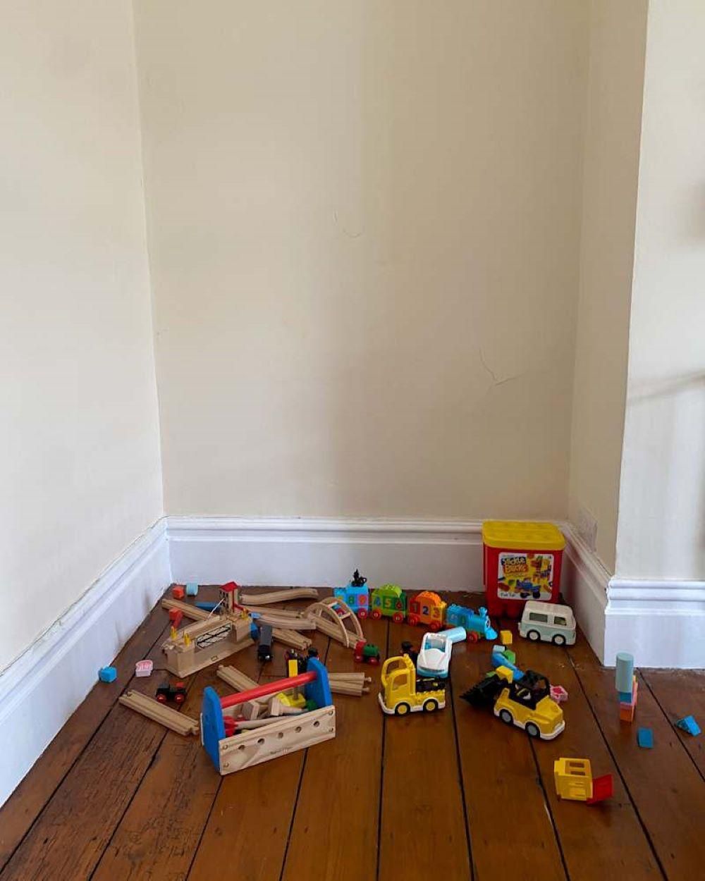 Η γωνιά στο σαλόνι της Λόρα Μπάρμπερ πριν την μεταμόρφωση/ Φωτογραφία: Instagram/ @lifeatolddenehouse  