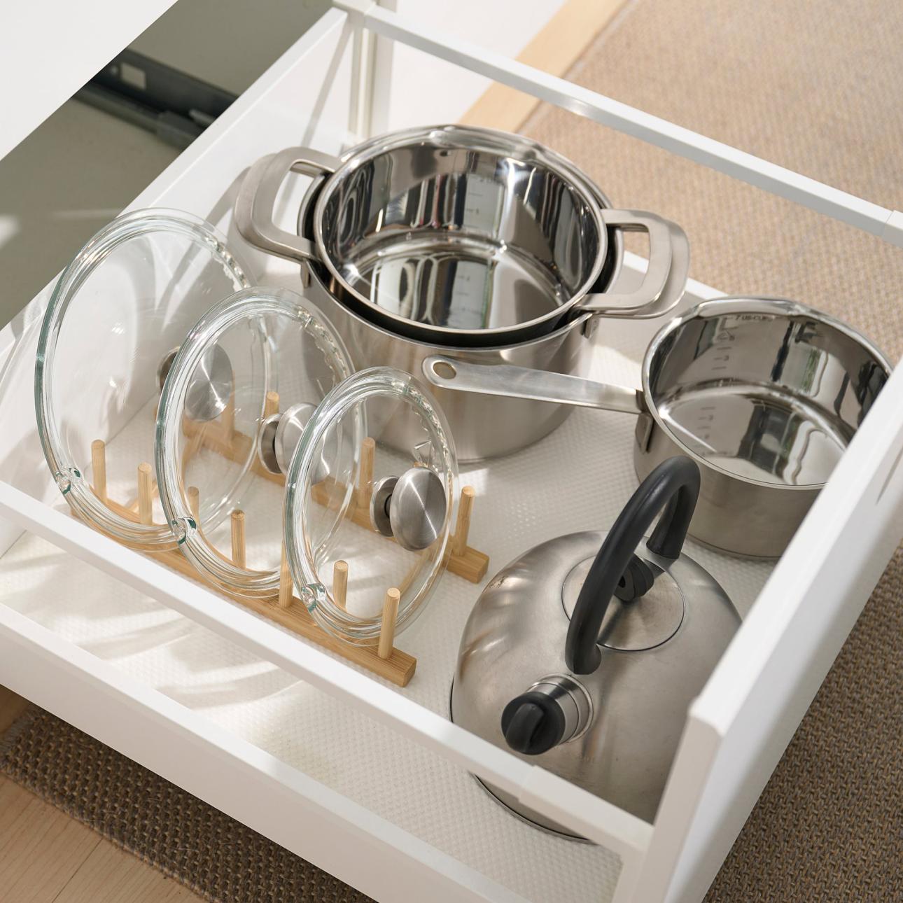 Η πιατοθήκη OSTBIT προσαρμόζεται παντού, πχ σε βαθύ συρτάρι/ Φωτογραφία: IKEA 