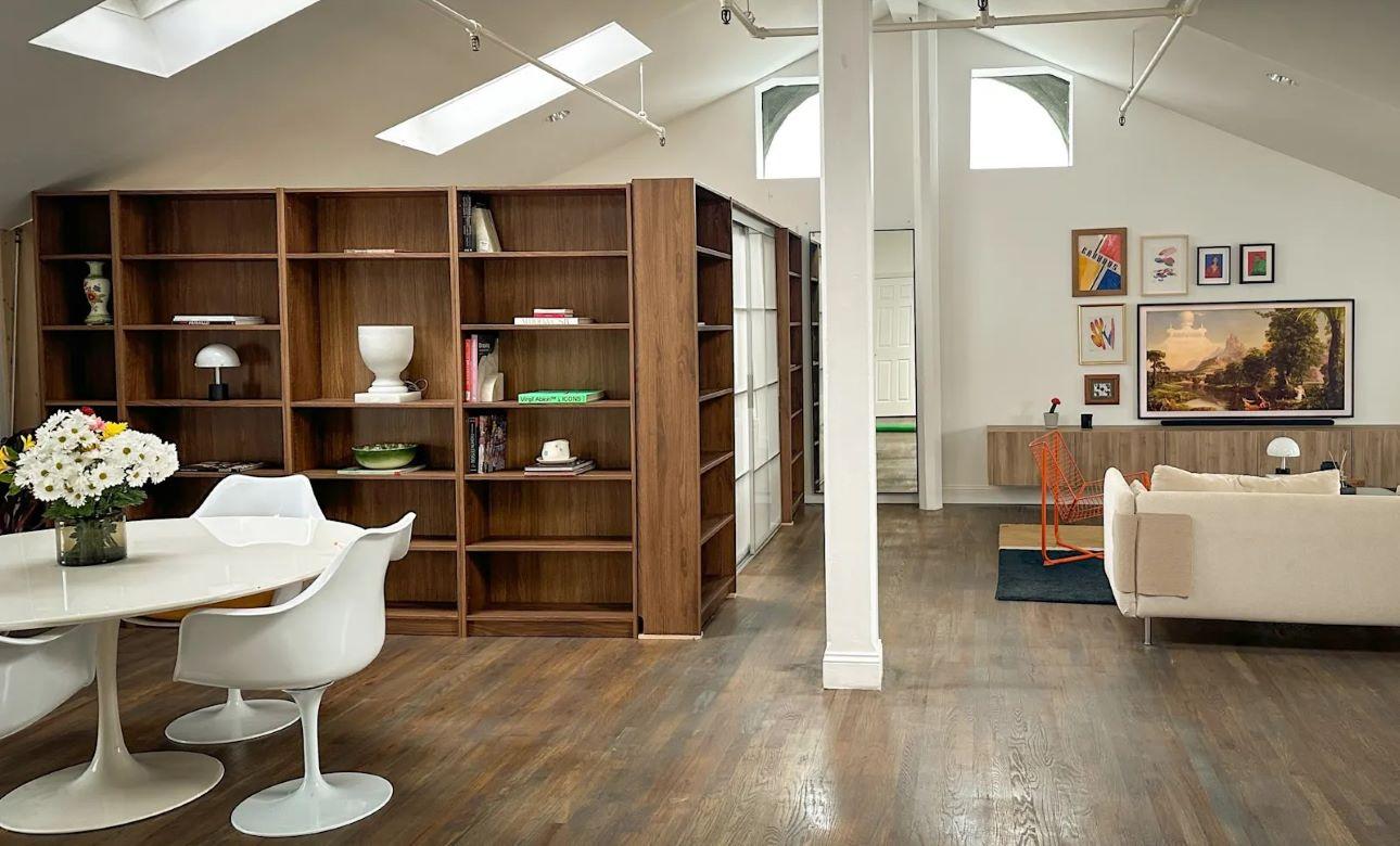 Οι βιβλιοθήκες Billy από ΙΚΕΑ διαχώρισαν τον χώρο του στούντιο με άψογη αισθητική/ Φωτογραφία: Instagram/ @our_commonspace 