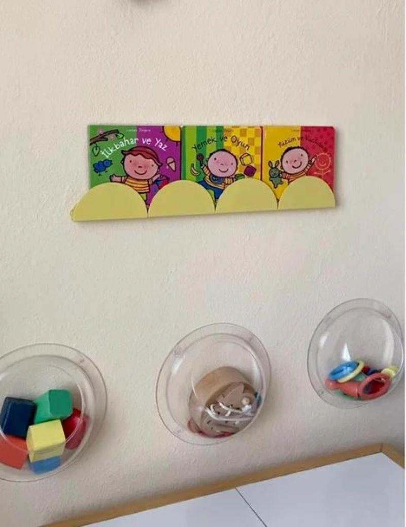 Βαμμένα σε κίτρινο χρώμα, μια σειρά από τέσσερα χερούλια μεταμορφώθηκε σε επιτοίχιο ράφι για παιδικά βιβλία/ Φωτογραφία: Instagram/ @sena.nur.dmy