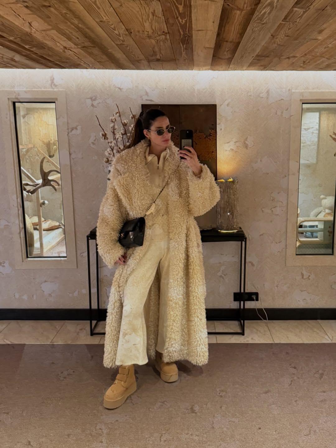 Η Ηλιάνα Παπαγεωργίου με εκρού faux γούνα/ Φωτογραφία: Instagram/ @ilianapapageorgiou