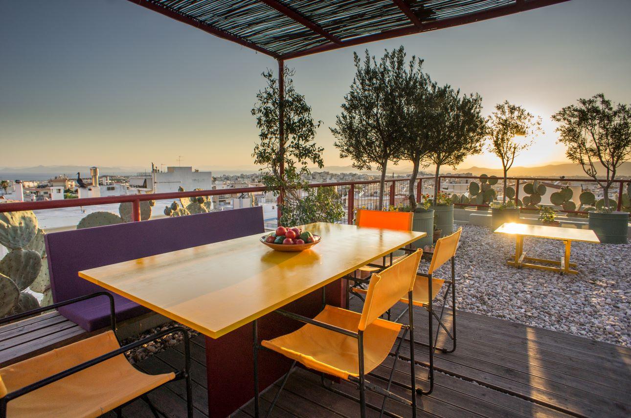 Ο εντυπωσιακός εξωτερικός χώρος που έχει διαμορφωθεί στο μπαλκόνι του διαμερίσματος/ Φωτογραφία: Παντελής Χερουβείμ 