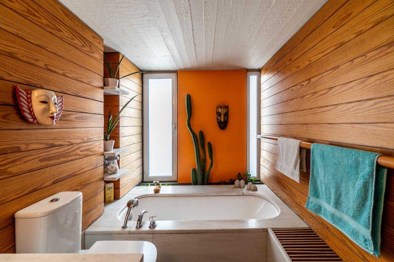 Ξύλο και έντονο χρώμα κυριαρχούν στο μπάνιο/ Φωτογραφία: Παντελής Χερουβείμ 