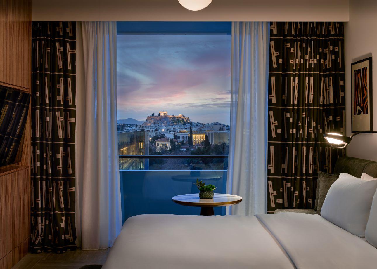 Μαγευτική θέα προς την Ακρόπλη από δωμάτιο του Conrad Athens The Ilisian/  Φωτογραφία: Νίκος Κοντοσταυλάκης 