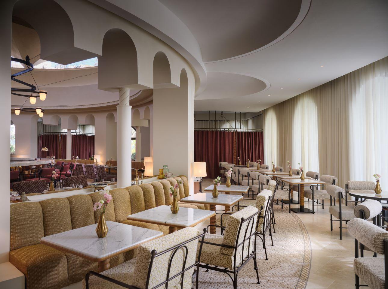 Χώρος εστίασης του Conrad Athens The Ilisian/ Φωτογραφία: Νίκος Κοντοσταυλάκης   