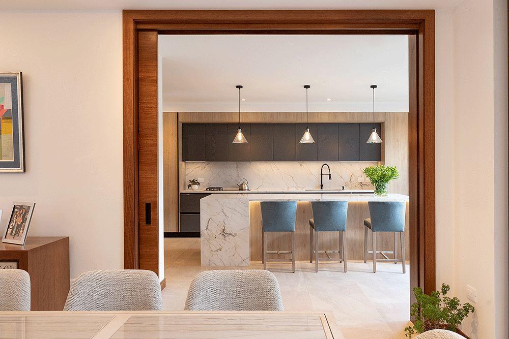 Με αυτή τη διάταξη, ο χώρος αποκτά δομή χωρίς να χάνει τη ζεστασιά του. Φωτογραφία: Madeval