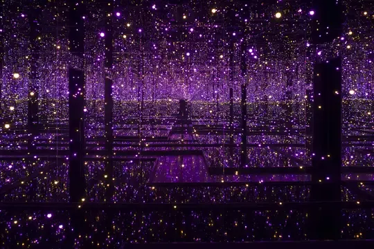 Απόψη της εγκατάστασης «Infinity Rooms» της Yayoi Kusama στην Tate Gallery/ Φωτογραφία: Tate Gallery