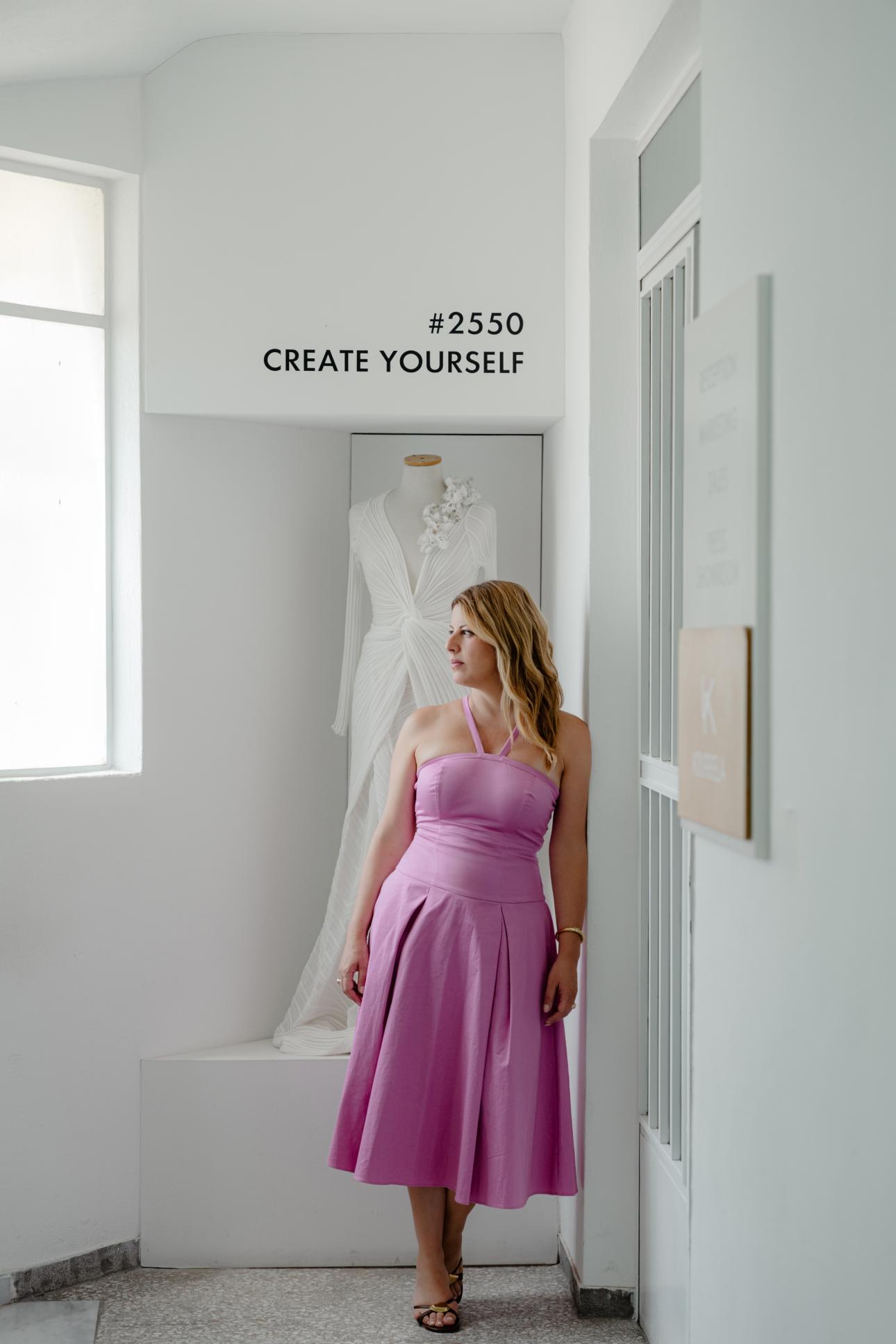  Η Ιωάννα Κουρμπέλα στο showroom της, εκεί όπου γεννιούνται οι συλλογές της. /Φωτογραφία: Παναγιώτης Μάλλιαρης για το Bovary.gr 