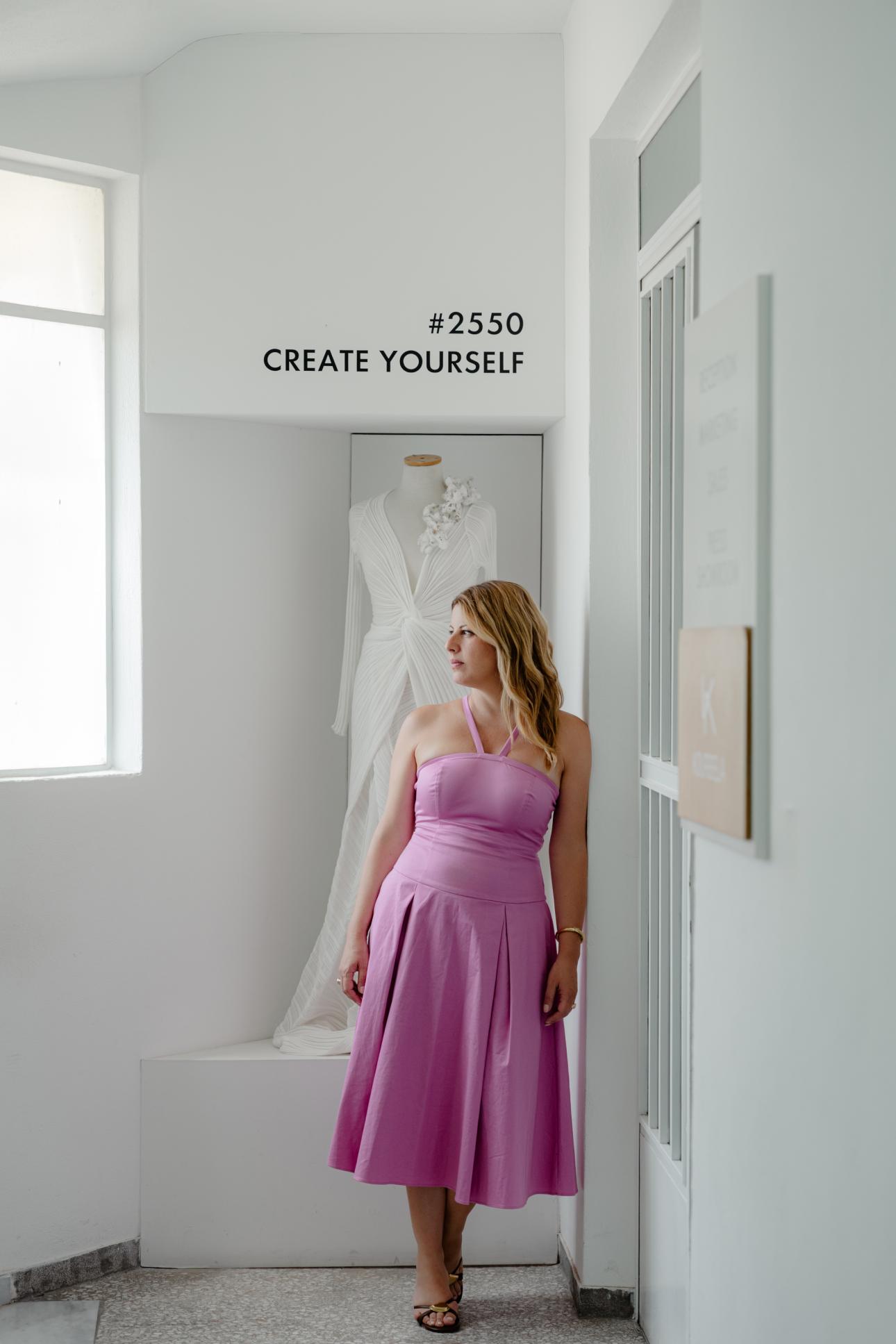  Η Ιωάννα Κουρμπέλα στο showroom της, εκεί όπου γεννιούνται οι συλλογές της. /Φωτογραφία: Παναγιώτης Μάλλιαρης για το Bovary.gr