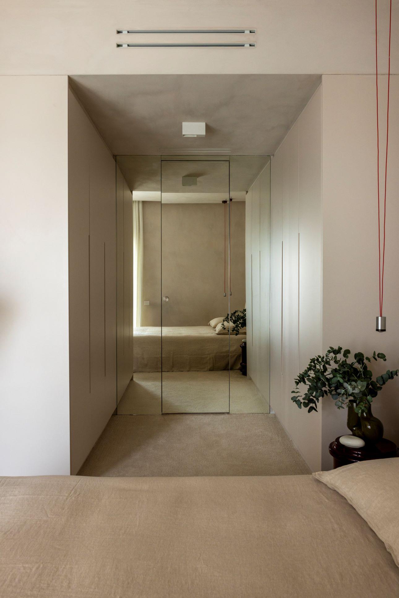 Σε κοινούς χρωματικούς τόνους κινούνται το σαλόνι και τα υπνοδωμάτια του σπιτιού/ Φωτογραφία: Αλίνα Λέφα 