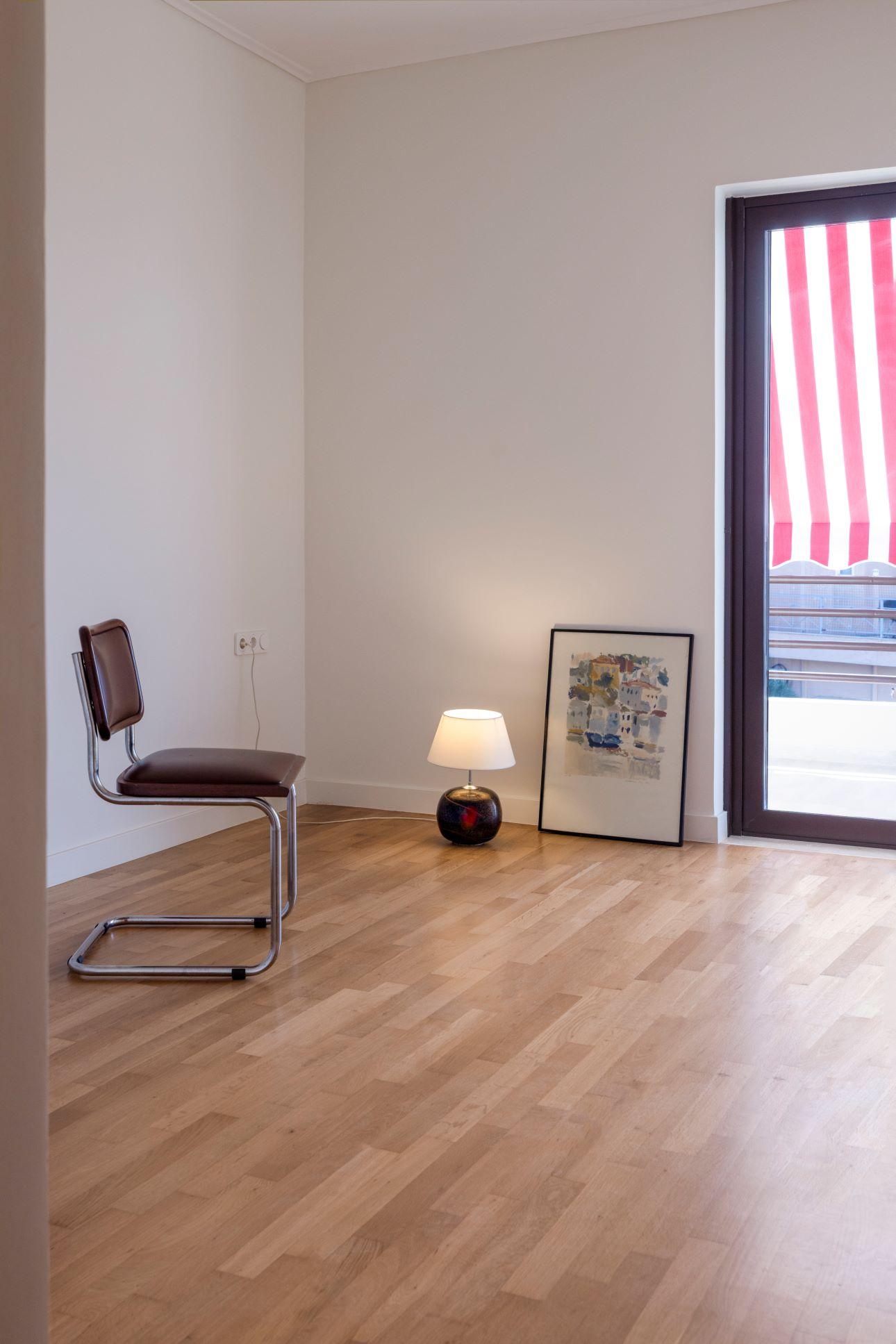 Επιλεγμένα τα αντικείμενα στη minimal κρεβατοκάμαρα/ Φωτογραφία: Αλίνα Λέφα  