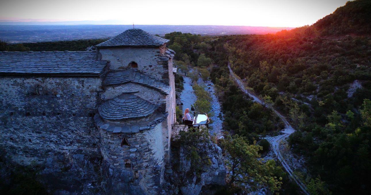 Η Έλενα Ξυδιά παίζει πιάνο στον Όλυμπο/ Φωτογραφία: Έλενα Ξυδιά