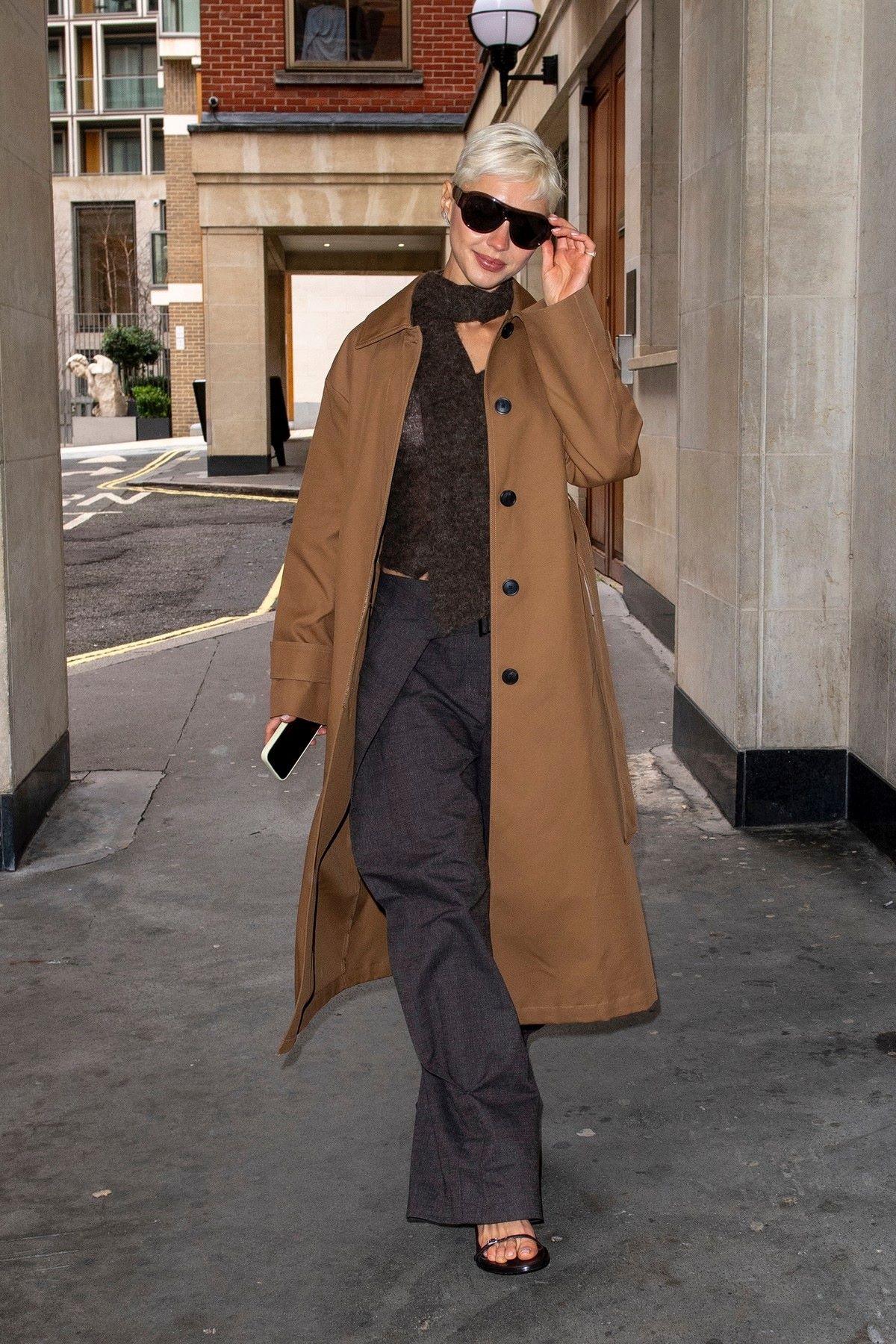 Η Άιρις Λο με καφέ καμνπαρντίνα στο Λονδίνο/ Φωτογραφία: ﻿Backgrid USA / Profimedia 