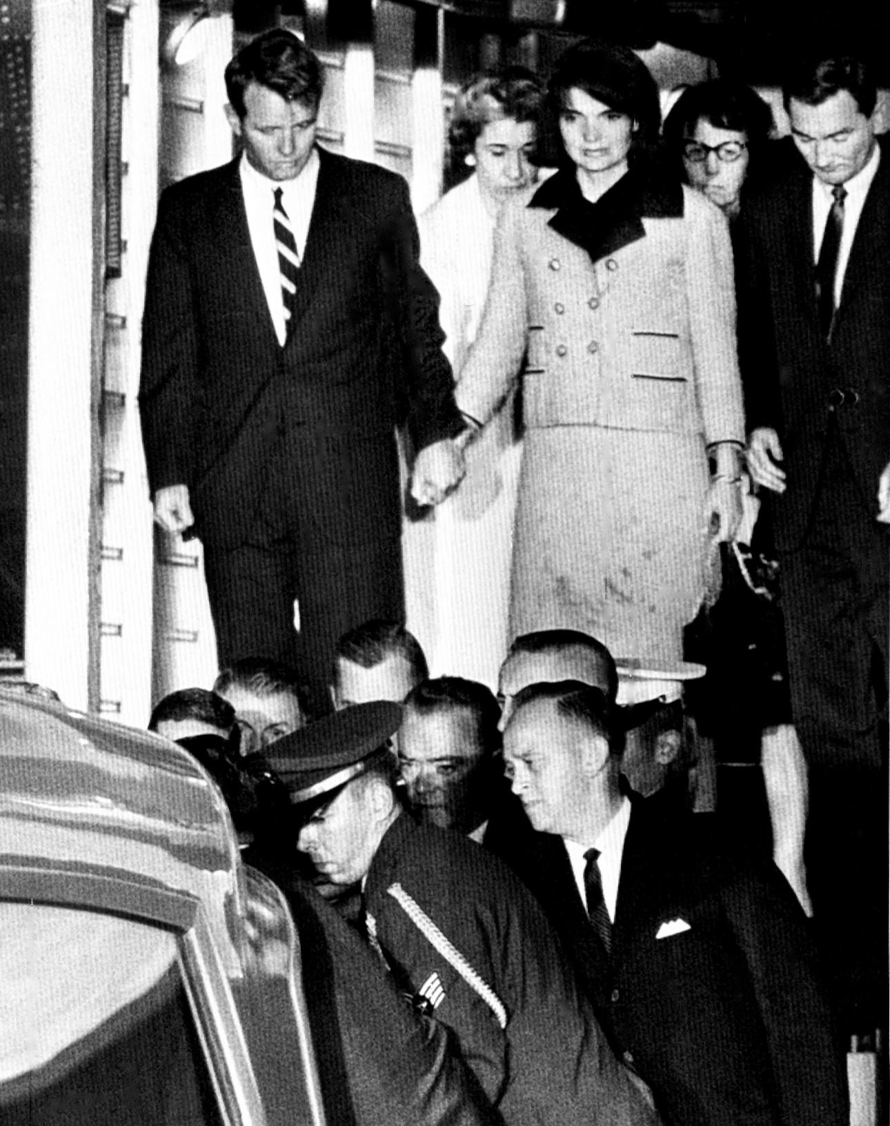 Η Τζάκι Κένεντι με το ίδιο ταγιέρ την ώρα που μεταφέρουν την σωρό του Τζον Κένεντι/ Φωτογραφία: AP Photo 