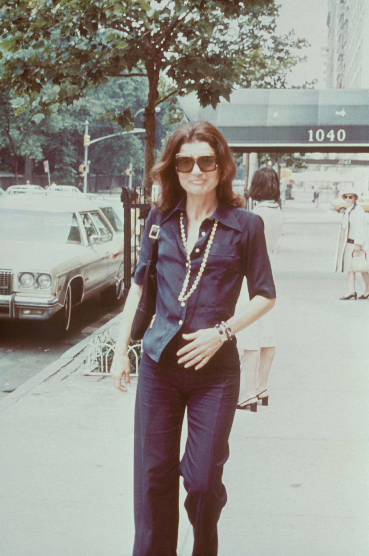 Η Τζάκι Κένεντι με total denim/ Getty Image
