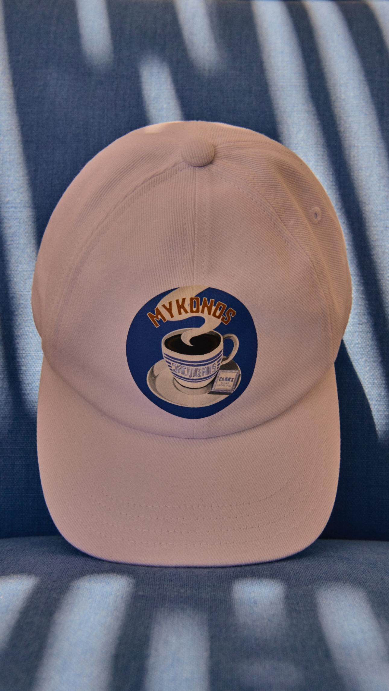 Ένα baseball hat από τη νέα συλλογή του Jacquemus αποκλειστικά για την μπουτίκ της Μυκόνου/ Φωτογραφία: Jacquemus