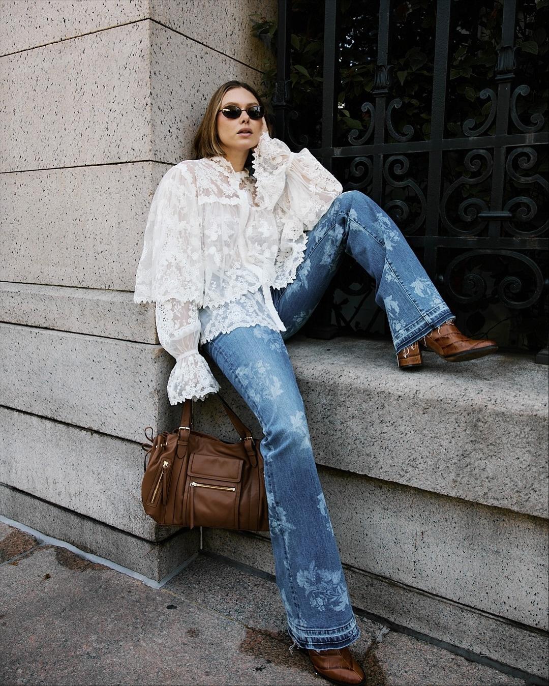 Τζιν με ρομαντική μπλούζα/Φωτογραφία: Instagram/thesmolkate