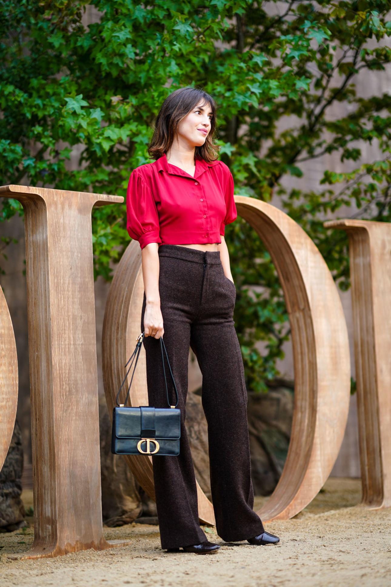 Η Jeanne Damas συνδυάζει το καφέ με το κόκκινο/Φωτογραφία:Getty