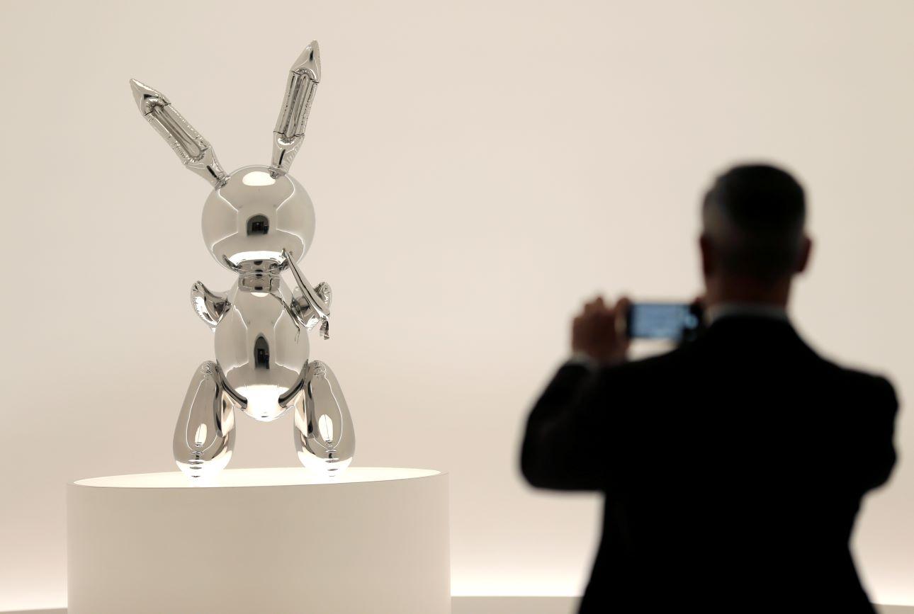 Το έργο «Rabbit» του Τζεφ Κουνς/ Φωτογραφία: AP