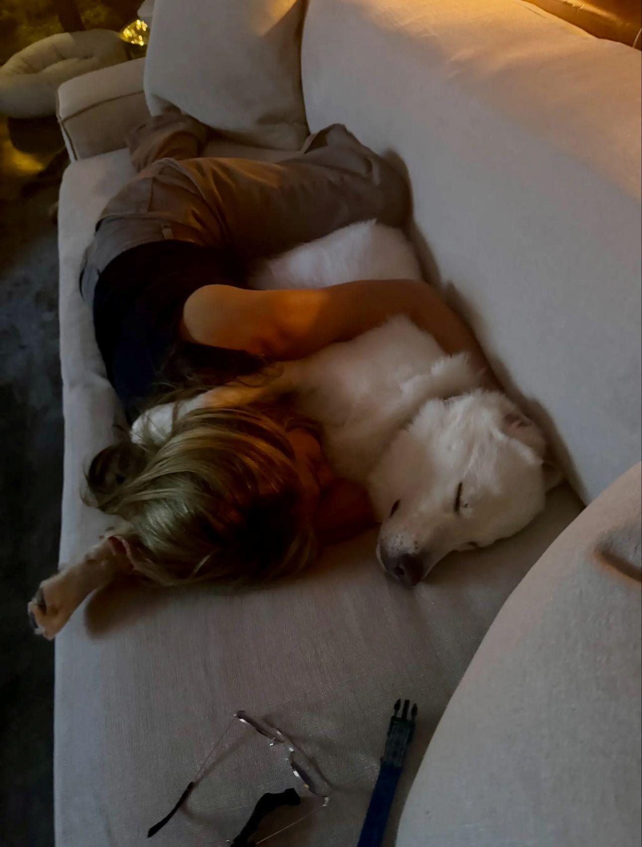 Η Τζένιφερ Άνιστον με pebble jeans/ Φωτογραφία: Instagram/ @jenniferaniston