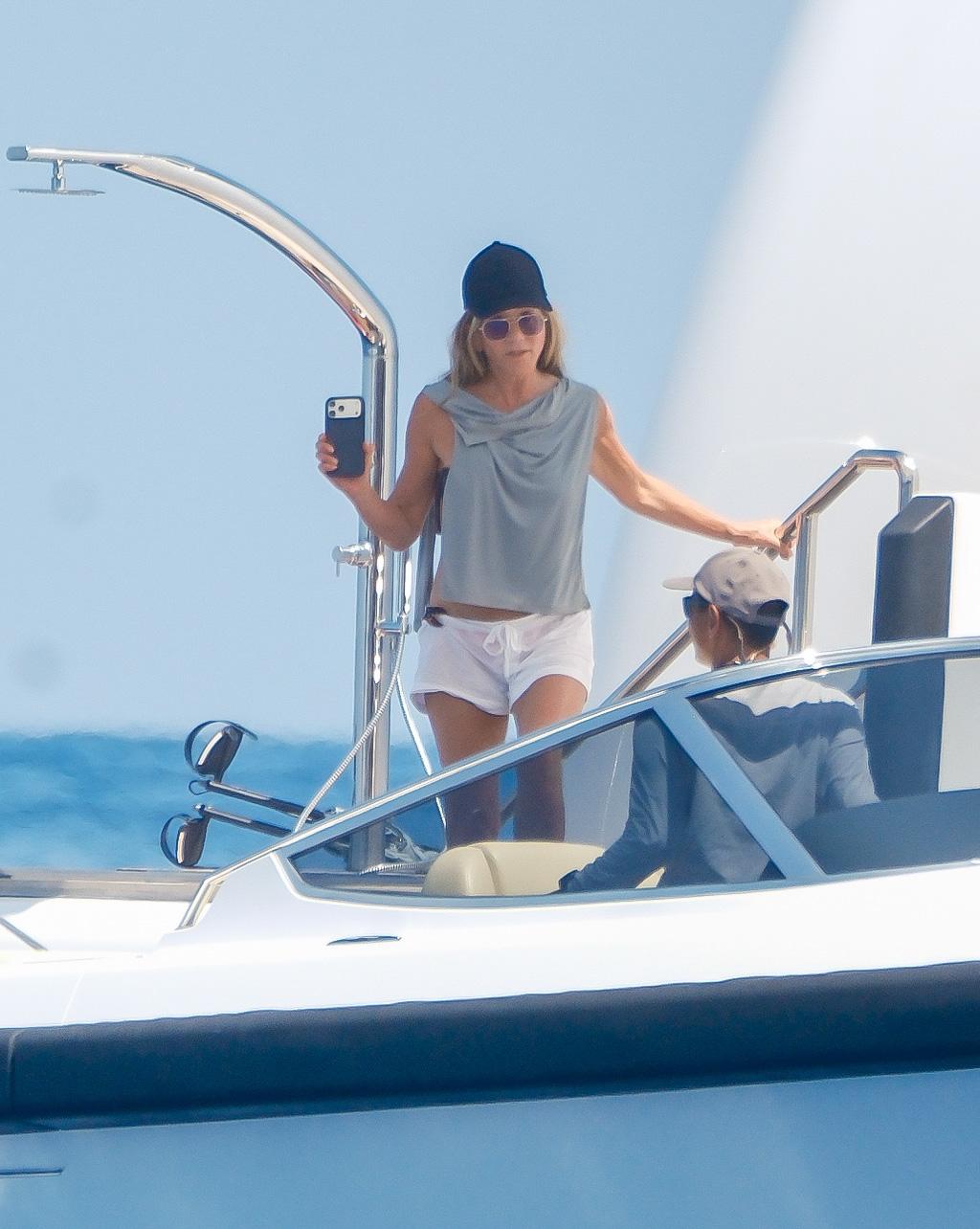  Η Jennifer Aniston και ο σύντροφός της, wellness coach Jim Curtis, απόλαυσαν τις διακοπές τους στη Μαγιόρκα μαζί με φίλους. /Φωτογραφία: Profimedia