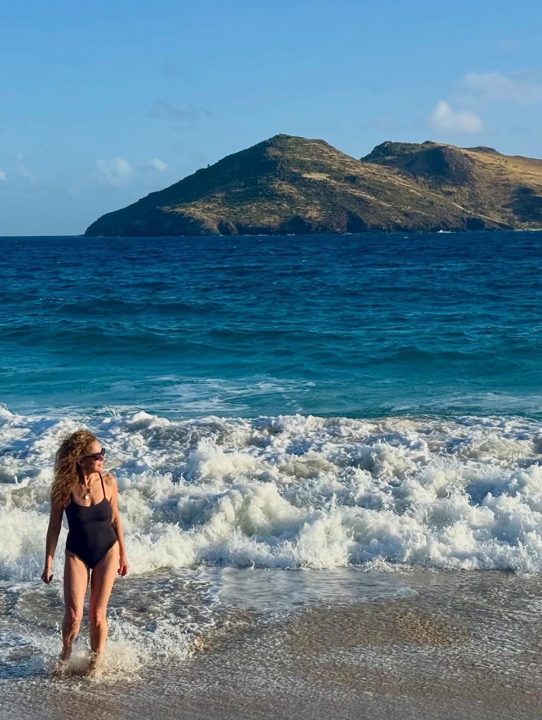  Η Τζένιφερ Γκρέι στα 65 της, σε στιγμές χαλάρωσης δίπλα στη θάλασσα. 