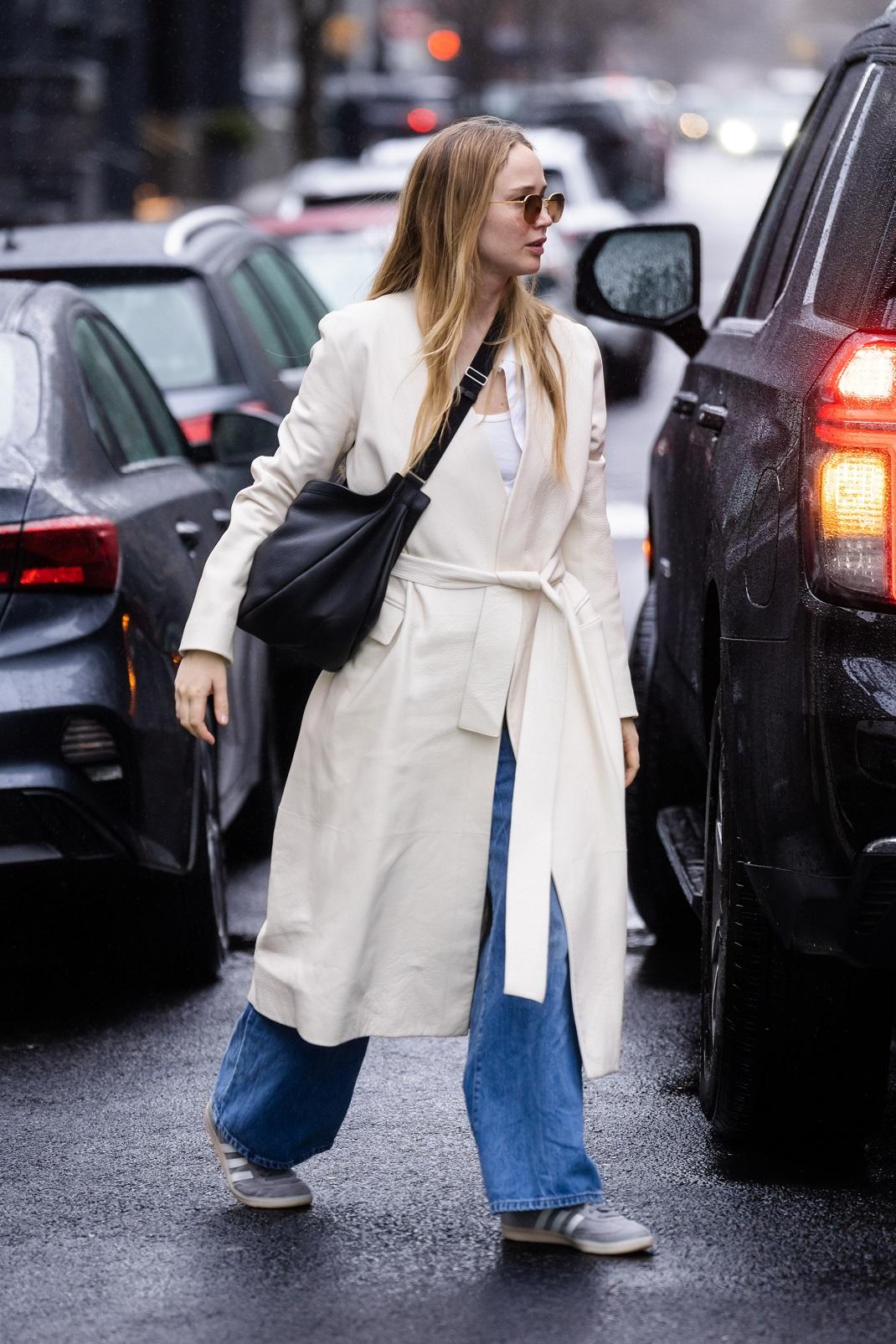 Η Τζένιφερ Λόρενς με casual look/ Φωτογραφία: Getty/ Ideal Image 